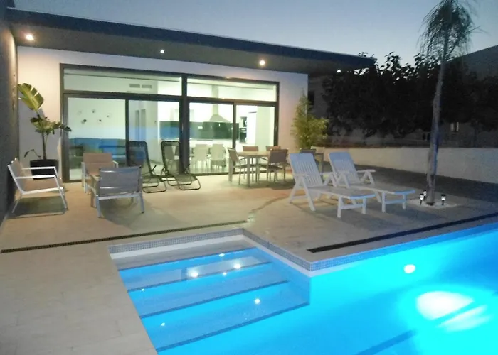 Villa con piscina: casa Mariona