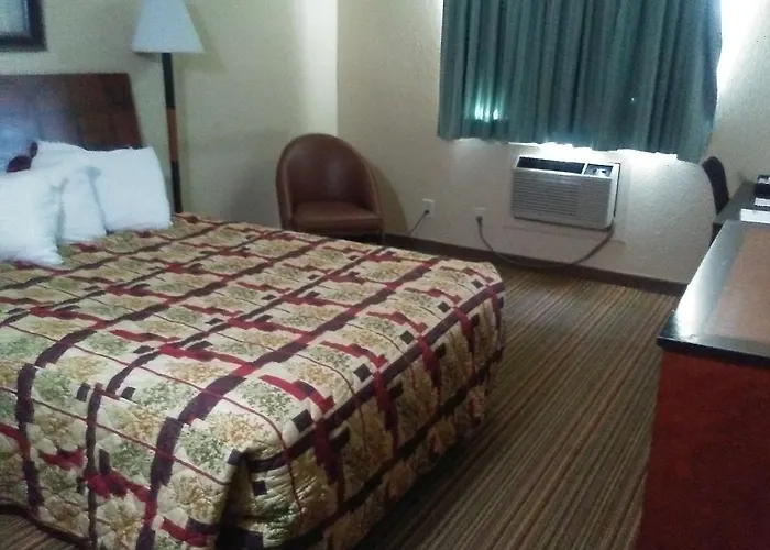 Motel: Knights Inn And Suites - Grand Forks