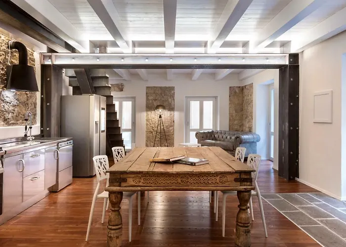 Central hotel: Cagliari Marina Harbour Guest House & Lounge