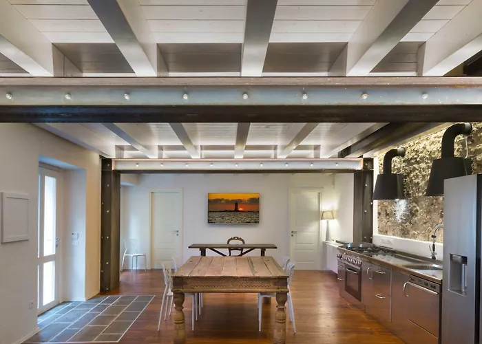 Central hotel: Cagliari Marina Harbour Guest House & Lounge